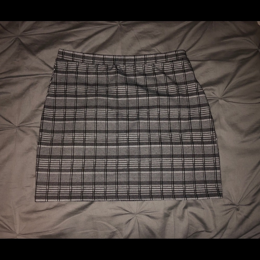 Short pencil black and white plaid